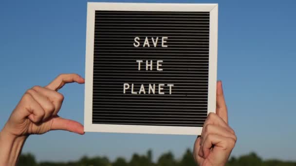 在向日葵场的背景下 用文字保存黑板上的计划的抗议者的心形手 重复使用减少回收概念 为自然抗议气候袭击志愿者抗议 — 图库视频影像