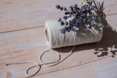 Pamuk ipte kurutulmuş lavanta çiçekleri. Duvar kağıdı, siyah, şablon için kopyalama alanı olan estetik bir kompozisyon. Minimum eko tarzı natürmort yaşam konsepti