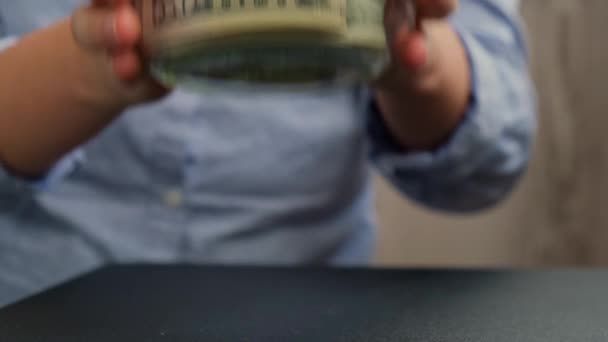 Неузнаваемая Женщина Кладет Деньги Стеклянную Банкноту Наполненную Долларами Транскрипция Образования — стоковое видео