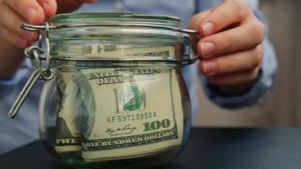 Женские Руки Превращают Стеклянную Банкноту Полную Американских Валютных Долларов Банкноту — стоковое видео
