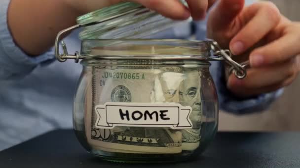 Неузнаваемая Женщина Добавляет Деньги Сбережению Денег Стеклянную Банкноту Долларами Домашняя — стоковое видео