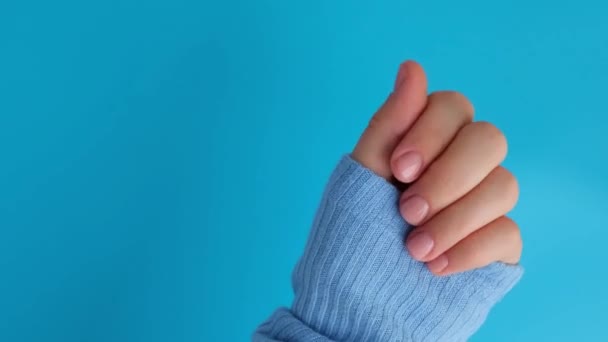 Kobieta Manicure Ręce Stylowe Beżowe Paznokcie Zbliżenie Manicure Paznokcie Żeńskiej — Wideo stockowe