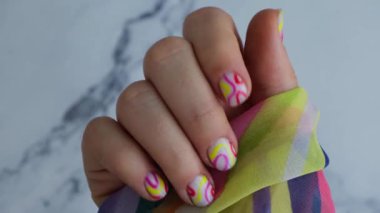 Renkli yaz kadın tırnakları. Modern moda stil güzel manikür. Güzel pastel tırnak minimalistik güzellik tasarımı konsepti. Jel tırnaklar. Cilt bakımı. Güzellik uzmanı