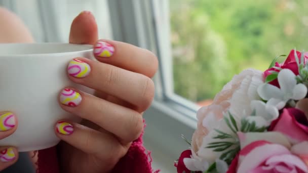 Pastelowa Miękkość Kolorowe Manicure Paznokcie Kobieta Trzyma Białą Filiżankę Kawy — Wideo stockowe