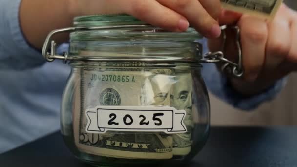 Неузнаваемая Женщина Добавляет Деньги Сбережению Денег Стеклянную Банкноту Долларами 2025 — стоковое видео
