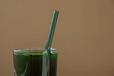 Organik mavi-yeşil alg spirulina detoks cam tozu yiyecek. Sağlıklı protein karışımı klorella. Diyet için vitamin ve mineraller. Prebiyotik ve antioksidan zengin beslenme takviyesi