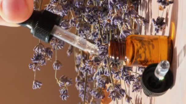 Bunga Lavender Kering Dengan Tetesan Kaca Minyak Esensial Alami Organik — Stok Video