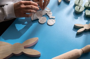 Atölye kesim figürleri Yaratıcı, Paskalya tatili için beyaz hava kuru kilini kullanıyor. Parmakları kapsayan hobi aktivitesi yaratmak. DIY Modern Sanat Sanatı 