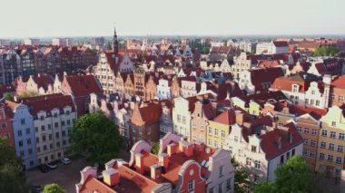 Polonya 'nın Gdansk kentindeki güzel panoramik mimarisi. Hava görüntülü insansız hava aracı. Şehir merkezinin yukarıdan manzarası. Küçük klasik tarihi binalar Avrupa Turist Çekimi