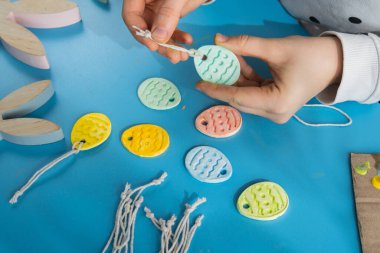 Yaratıcı, Paskalya tatili için beyaz hava kuru kilini kullanıyor. Parmakları kapsayan hobi aktivitesi yaratmak. DIY Modern Sanat Sanatı 