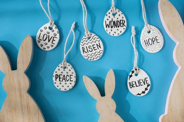 Skupina Dřevěných Králičích Uší Jílovitých Velikonočních Vajec Slovy Risen Hope Stock Fotografie