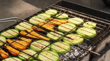 Doğranmış kabak ve ateşte kızartılmış havuç aroma otları ve baharatlarla tatlandırılmış. Izgara ızgara ızgara ızgara taze sebzeler. Diyet vegan bbq. Arka bahçede açık hava eğlencesi 