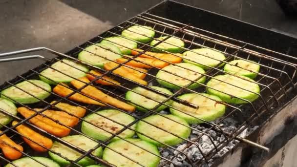 Gehackte Zucchini Und Möhren Auf Dem Feuer Braten Gewürzt Mit — Stockvideo