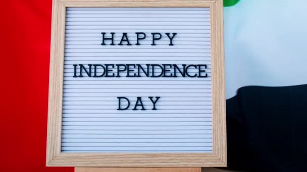 Texto Feliz Día Independencia Sobre Fondo Ondeando Bandera Los Eau — Vídeo de stock