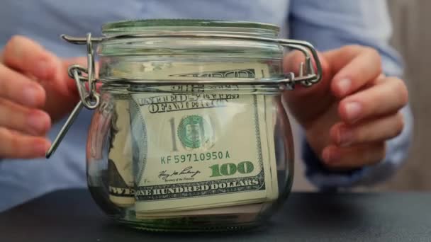 Nerozpoznatelná Žena Otočí Saving Money Glass Jar Plné Dolarových Bankovek — Stock video