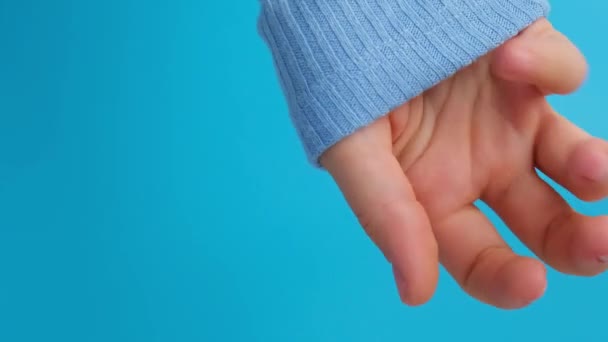 Ζυμαρικά Απαλότητα Περιποιημένα Νύχια Μπλε Φόντο Γυναίκα Που Δείχνει Νέο — Αρχείο Βίντεο
