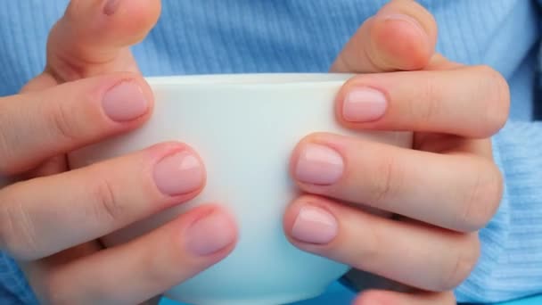 糊状柔软光滑的指甲 配上白杯咖啡或蓝底茶 女人展示她的新指甲在彩色的油彩调色板 简朴的装饰 新鲜的春天 令大地发亮 — 图库视频影像