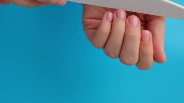 Tangan Terawat Wanita Kuku Berwarna Krem Penutup Kuku Terawat Tangan — Stok Video