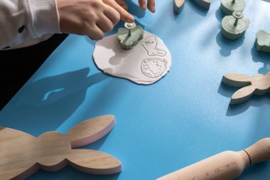 Kuru kil etkinliği fikri çocukların atölye çalışmalarına ait. DIY işlemleri adım adım. Paskalya tatili dekorasyonuna hazırlanıyorum. Modern organik tasarım minimal plastik ücretsiz sürdürülebilir dekor