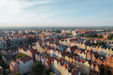 Polonya 'nın Gdansk kentindeki güzel panoramik mimarisi. Hava görüntülü insansız hava aracı. Şehir merkezinin yukarıdan manzarası. Gdansk 'ta küçük klasik tarihi binalar Avrupa Turist Çekim merkezleri