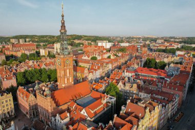 St. Mary Katedrali Polonya 'nın Gdansk kentindeki güzel panoramik mimarisi. Hava görüntülü insansız hava aracı. Şehir merkezinin yukarıdan manzarası. Gdansk 'ta küçük klasik tarihi binalar Avrupa Turist Çekim merkezleri