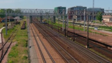 Gdansk Polonya 2 Mayıs 2023 'te Gdansk Glowny tren istasyonunda. Polonya şehirlerarası treni. Seyahat konsepti. SKM Lehçe seyahat eden insanlar: Szybka Kolej Miejska. şehir ulaşımı 