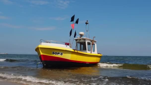 波兰索布海滩上的渔船 伟大的平静波罗的海 壁纸会使海浪失去焦距 渔民的海港假期和假日 旅游胜地 — 图库视频影像