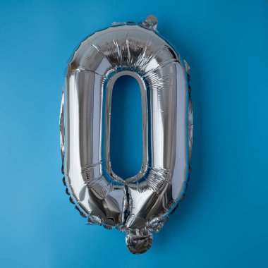 0-0 metalik balon mavi arka planda izole edildi. Kutlama kartı gümüş folyo balon numarası Mutlu yıllar tatil konsepti. Uzayı metin için kopyala. Kutlama partisi dekorasyonu.