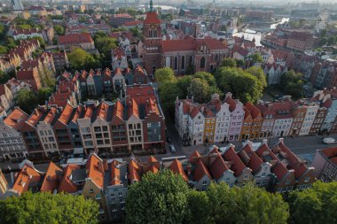 Polonya 'nın Gdansk kentindeki güzel panoramik mimarisi. Hava görüntülü insansız hava aracı. Şehir merkezinin yukarıdan manzarası. Küçük klasik tarihi binalar Avrupa Turist Çekimi