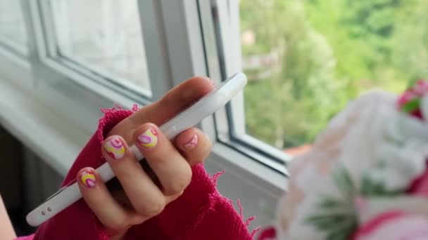 Kobieta Manicure Ręce Trzymając Telefon Komórkowy Stylowe Lato Kolorowe Paznokcie — Wideo stockowe