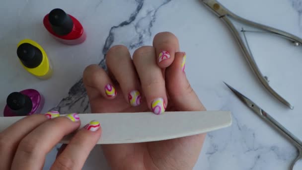 Pastel Suavidad Colorido Manicura Uñas Mujer Mostrando Nueva Manicura Verano — Vídeos de Stock