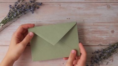 SELF CARE, yeşil zarftan gelen destekleyici mesaj kâğıdı anımsatıcısının yeni Sağlık Bakım Metni 'dir. Düz kompozisyon, kuru lavanta çiçekleri. İçsel mutluluk kavramı, dijital detoks yavaşlaması