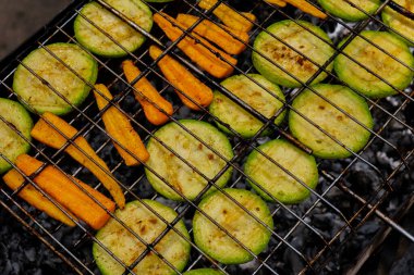 Doğranmış kabak ve ateşte kızartılmış havuç aroma otları ve baharatlarla tatlandırılmış. Izgara ızgara ızgara ızgara taze sebzeler. Diyet vegan bbq. Arka bahçede açık hava eğlencesi 