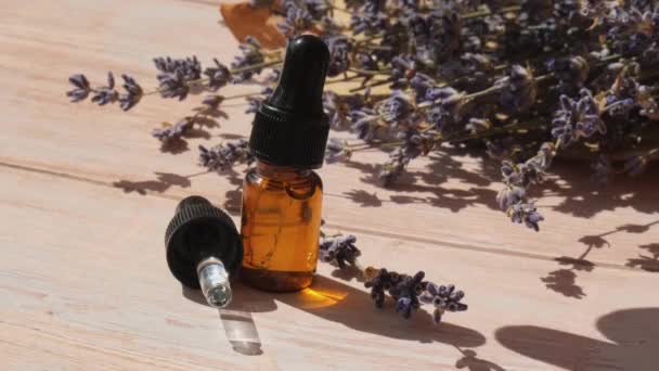 Lavendel Blommor Med Dropper Glasflaska Eterisk Olja Begreppet Alternativ Medicin — Stockvideo