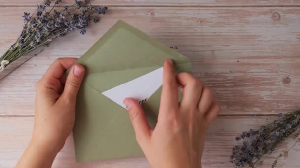 Γυναικεία Χέρια Λαμβάνοντας Χαρτί Σημείωμα Κάρτα Κείμενο Φροντίδα Είναι Νέα — Αρχείο Βίντεο