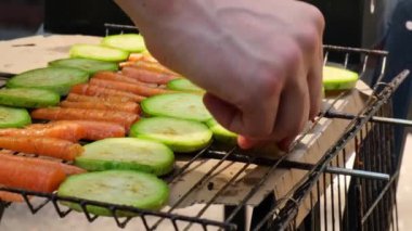Doğranmış kabak ve ateşte kızartılmış havuç aroma otları ve baharatlarla tatlandırılmış. Izgara ızgara ızgara ızgara taze sebzeler. Diyet vegan bbq. Arka bahçede açık hava eğlencesi 