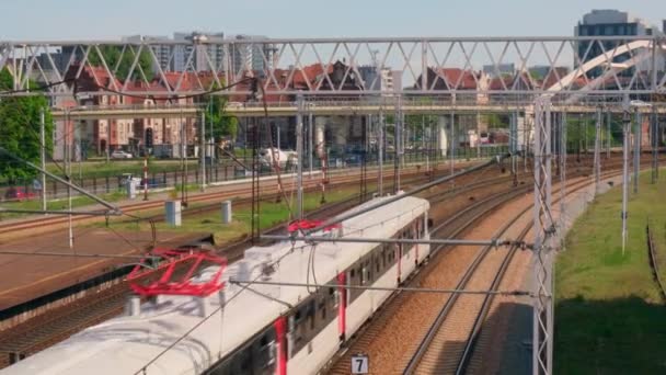 グダンスク ポーランド 5月2日2023 Pkpの都市間鉄道がグダニスク グロウニー駅に向かう 車両で構成される長距離Pkpインターシティ列車 ポーランドの都市列車 トラベル — ストック動画