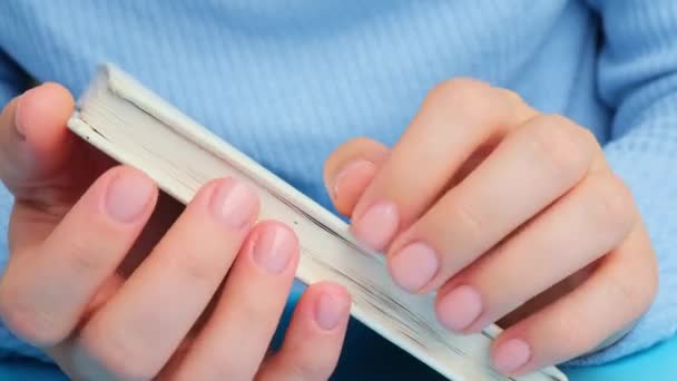 Kobieta Manicure Ręce Papieru Notatnik Stylowe Beżowe Paznokcie Zbliżenie Manicure — Wideo stockowe
