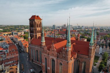 St. Mary Bazilikası Polonya 'nın Gdansk kentindeki güzel panoramik mimarisi. Hava görüntülü insansız hava aracı. Şehir merkezinin yukarıdan manzarası. Gdansk 'ta küçük klasik tarihi binalar Avrupa Turist Çekim merkezleri