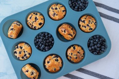 Çilekli turta ve silikon kek kutusu. Organik böğürtlenli sağlıklı vegan kekleri. Taze pişmiş yaban mersinli kek. Lezzetli Tatlı Kek. Hamur işi ev yapımı tatlı. Yeniden kullanılabilir silikon biçiminde pişirilmiş