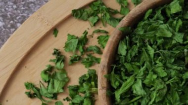Yeşil maydanozlu ahşap kase. Vejetaryen biyo-organik salata sağlıklı besleniyor. Ev bahçesi bağışıklık artırıcı otlar. Mevsimlik hasat Cottagecore