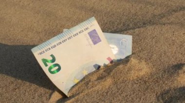 Kumsalda 20 Euro 'luk banknotlar. Tatil için para biriktirme kavramı. Seyahat tatillerinde maliyetli. Gölgeler