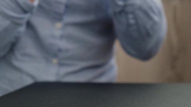 Dolar banknotlarıyla dolu cam kavanozda para biriktiren tanınmamış bir kadın. TRAVEL transkripti kavanozun önünde. Gelecekteki güvensizlik için kişisel finansman yöneticiliği