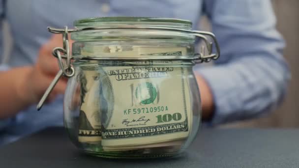Неузнаваемая Женщина Складывает Деньги Стеклянную Банкноту Наполненную Долларами Спасает Стенограмму — стоковое видео