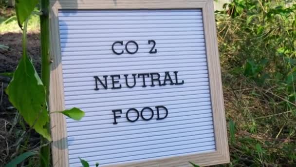 Co2 ガーデンで新鮮なエコフレンドリーなバイオ栽培のベルペッパーのバックグラウンドに関するNeutral Foodメッセージ 食糧生産コンセプト 地元で収穫する 持続可能性と責任 — ストック動画