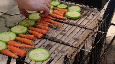 Doğranmış kabak ve ateşte kızartılmış havuç aroma otları ve baharatlarla tatlandırılmış. Izgara ızgara ızgara ızgara taze sebzeler. Diyet vegan bbq. Arka bahçede açık hava eğlencesi 