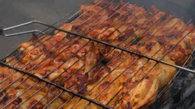 Barbekü pikniği zamanı kızarmış tavuk budu ve ızgarada kanat. Dışarıda ızgara ızgara ızgara ızgara ızgara lezzetli ızgara tavuk bifteği dumanlı ve yazın arka bahçede sulu et.