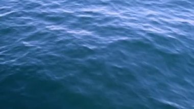 Baltık Denizi Koyu mavi bulutlar ve deniz veya okyanus su yüzeyinde fırtınadan önce köpük dalgaları, dramatik deniz manzarası. İnanılmaz gün batımı. Soyut doğal desen dokusu.