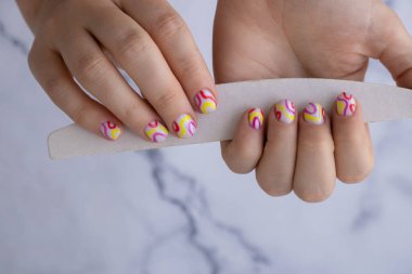 Renkli yaz kadın tırnakları. Modern moda stil güzel manikür. Güzel pastel tırnak minimalistik güzellik tasarımı konsepti. Jel tırnaklar. Cilt bakımı. Güzellik manikürü araçları