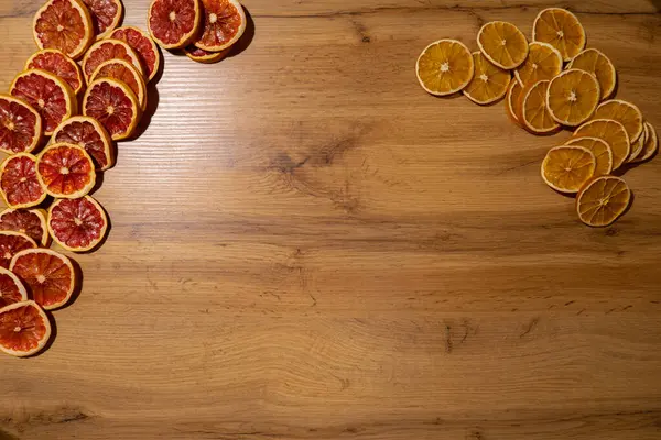 Kuru meyve portakalları ve greyfurtlardan el yapımı Noel çelengi yapma talimatı. Kadın elleri el yapımı dekorasyon yapıyor. Yeni yıl kutlaması. Kış tatili Adım 1